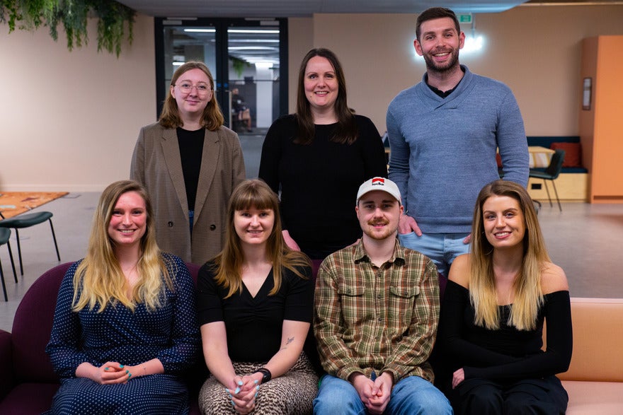 7 Website Builder Guide team members smiling at the camera for a team photo