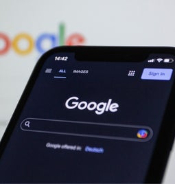 Mobile device showing the Google homepage in dark mode